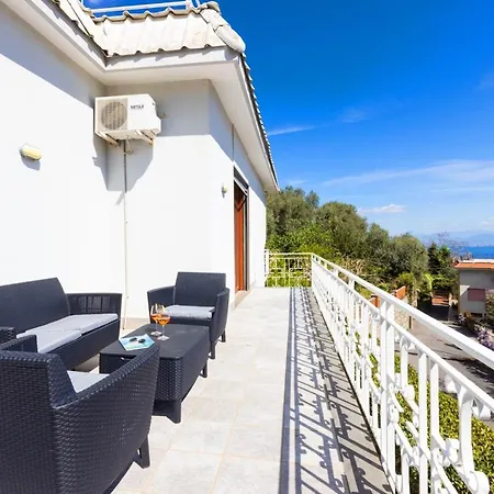 Estate4home - Louise Villa