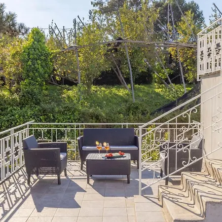 Estate4home - Louise Sorrento