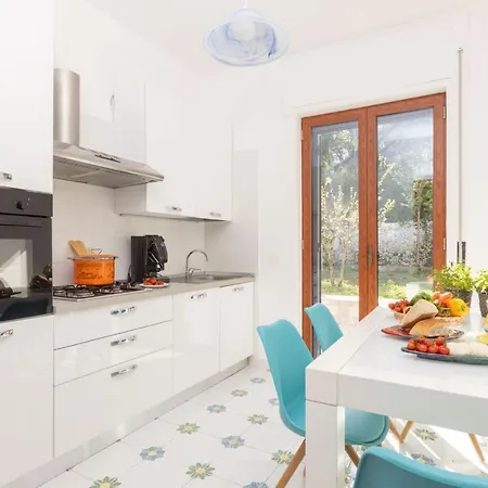 Estate4home - Louise Villa Sorrent